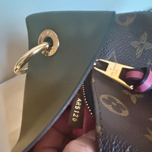 Louis Vuitton Besace shoulder tote - Picture 12 of 14